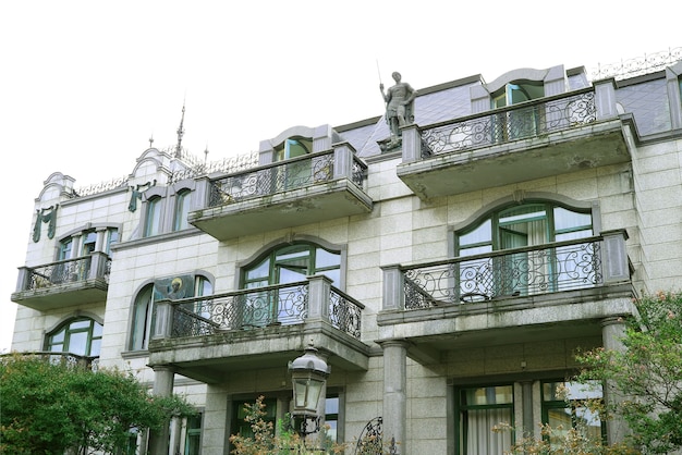 Edificio de época con fachada ornamentada e impresionantes balcones para el concepto de estancia en casa