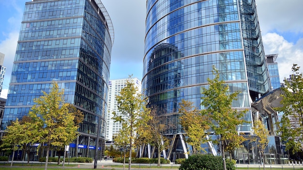 el edificio es un rascacielos moderno con un letrero azul que dice "la empresa".