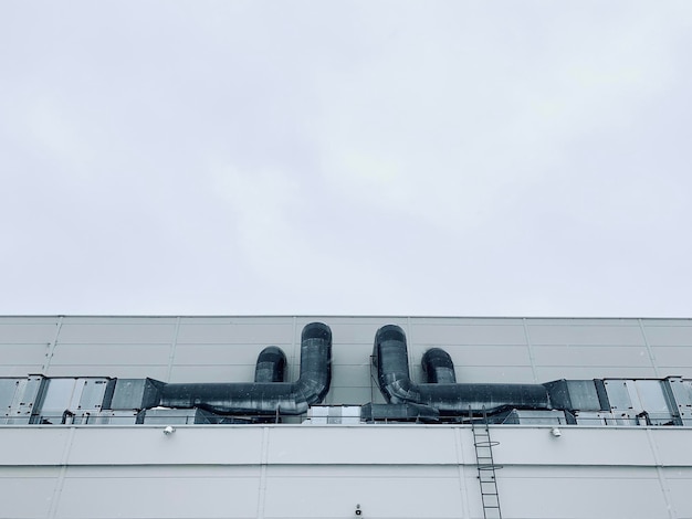 Un edificio con una escalera y un gran ventilador en la parte superior.