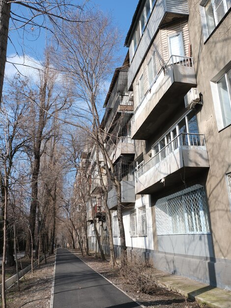 Foto un edificio con una escalera que tiene el número 4 en él