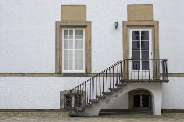 Un edificio con una escalera y una ventana con la palabra "no"