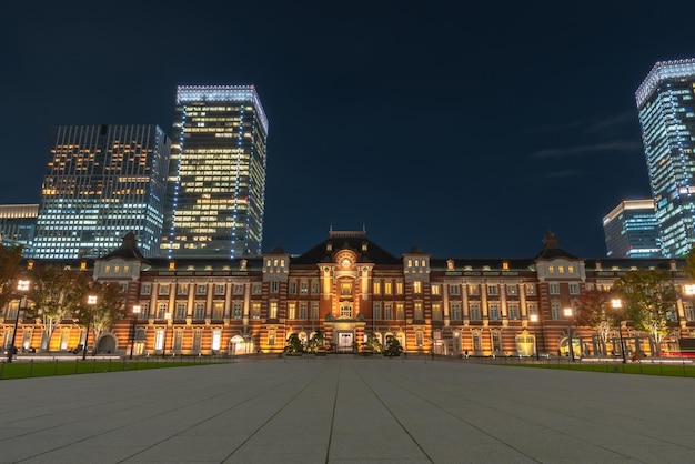 Edificio de la estación de Tokio en el crepúsculo del distrito financiero Marunouchi Japón