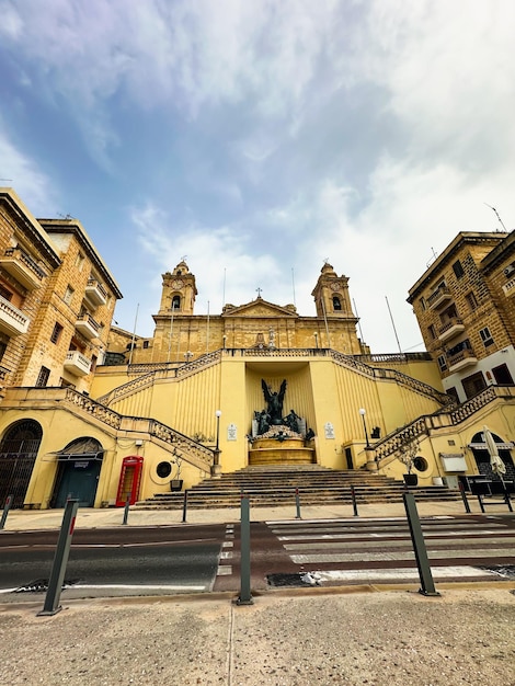 Foto un edificio con una estatua en la parte delantera y la palabra st en la parte inferior