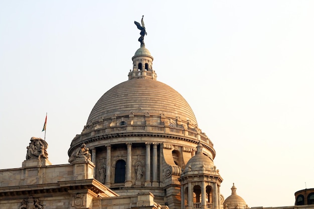 Un edificio con una estatua en la vista superior de Victoria Memorial Kolkata, India