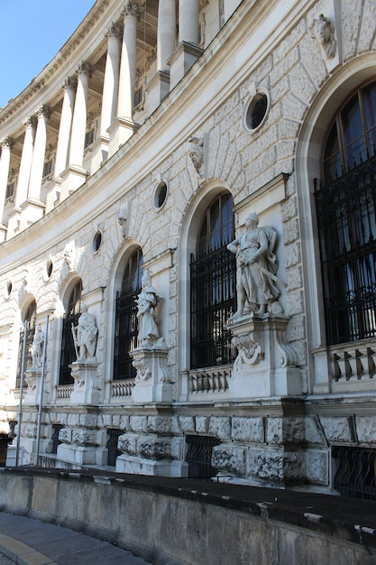 Un edificio con estatuas en el exterior.