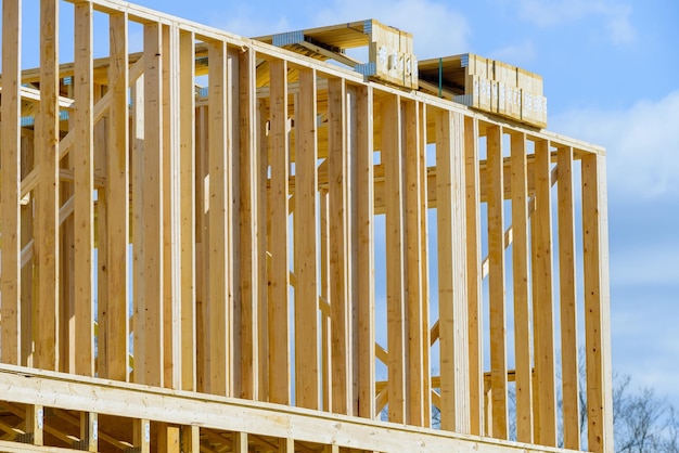 Edificio de estructura de estructura de madera en un nuevo desarrollo enmarcado de en construcción