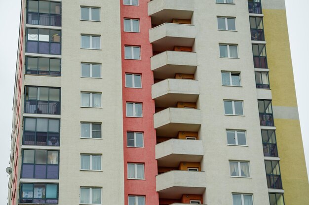 Un edificio con un exterior rojo y blanco.