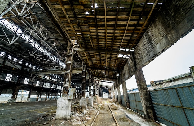 Edificio de la fábrica industrial en ruinas abandonadas, ruinas y concepto de demolición.