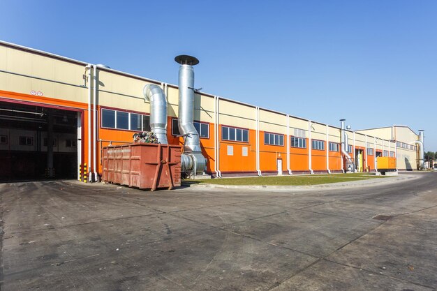 Foto edificio de fabricación de una moderna planta de procesamiento de reciclaje de residuos en estilo naranja recolección separada de basura reciclaje y almacenamiento de residuos para su posterior eliminación