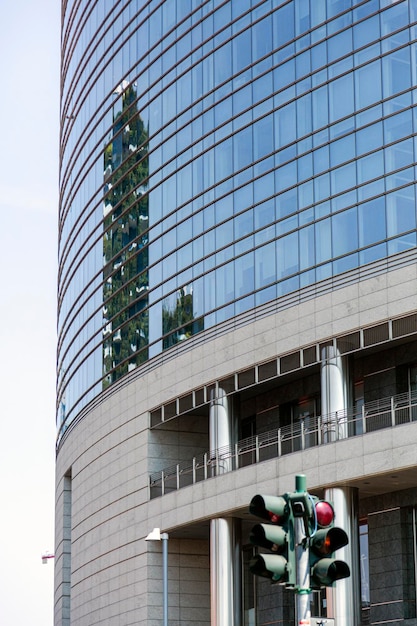 Un edificio con fachada de cristal.