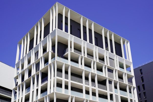 Edificio de fachada moderno cuadrado blanco residencial sobre fondo de cielo azul