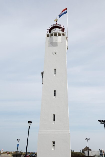 Edificio del faro en las costas del Mar del Norte en Zandvoort en los Países Bajos con la bandera nacional en la parte superior