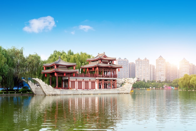 El edificio con forma de barco en el parque, Xi'an, China.