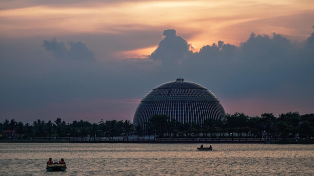 Foto edificio en forma de cúpula solar dentro del parque ecológico de kolkata, bengala occidental, india