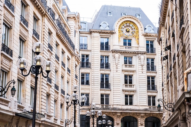 Edificio francés alto con un gran reloj.