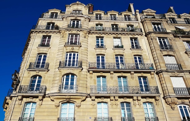 El edificio francés tradicional de Haussmann en París