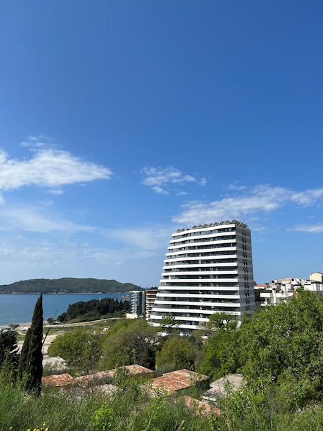 Edifício futurista do Skyline Resort Becici Montenegro