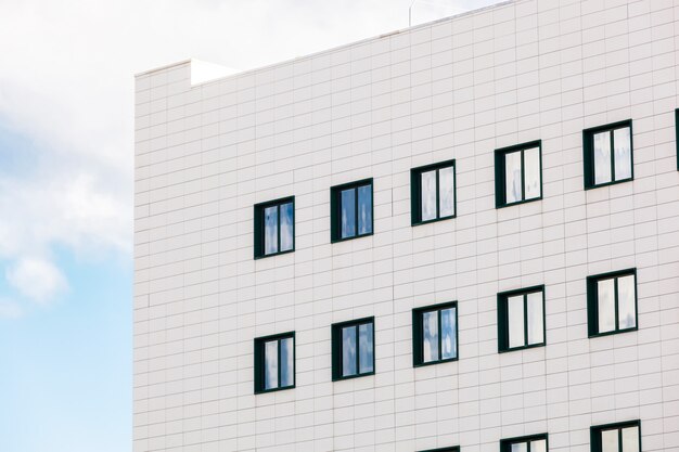 Edifício genérico com céu azul.