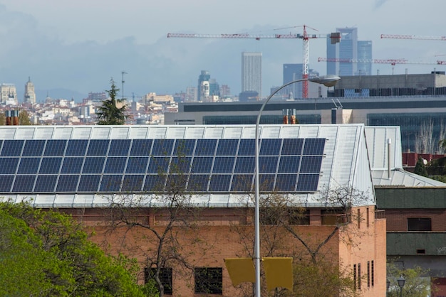 Un edificio con un gran panel solar en el techo.