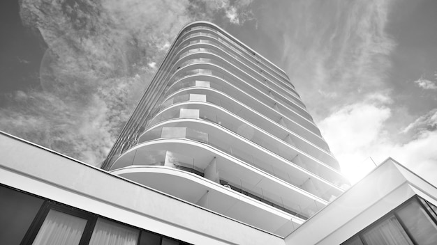 un edificio con una gran ventana que dice "b" en él.