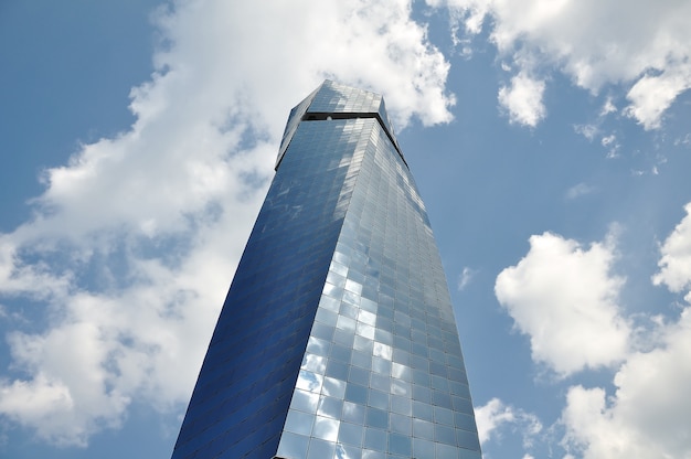 Edificio grande y alto de vidrio