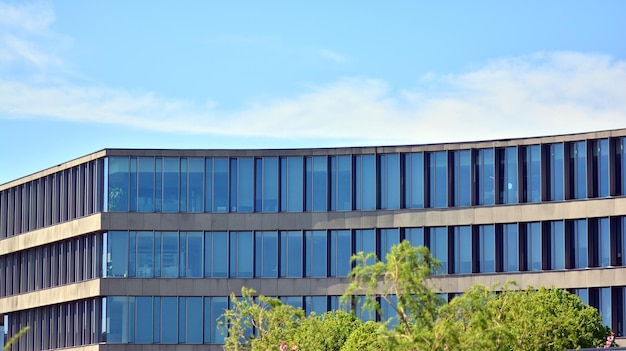 un edificio grande con muchas ventanas que dicen " e. "