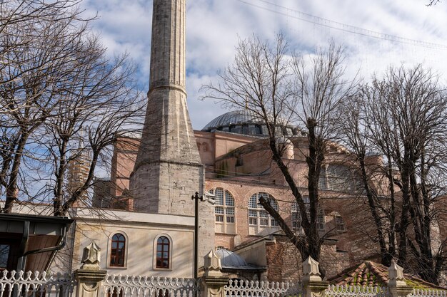 Un edificio grande con una torre alta y una cúpula en la parte superior