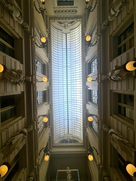 Un edificio grande con un tragaluz y una ventana grande