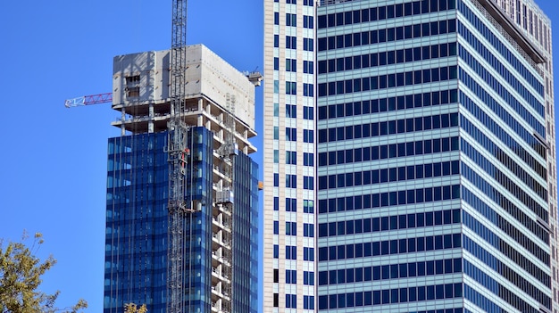 un edificio con una grúa al costado