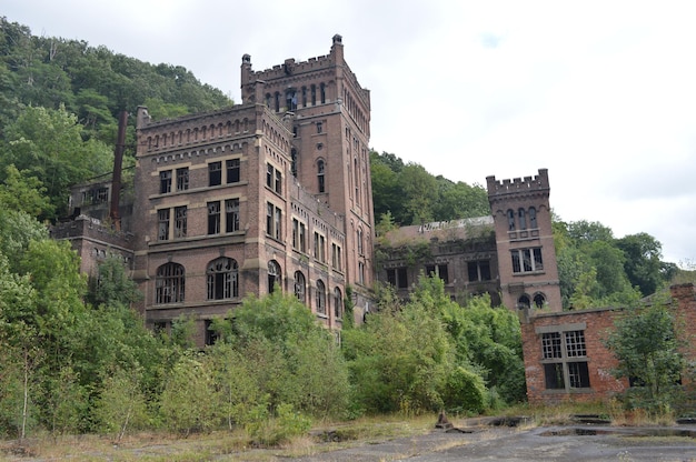 Edificio histórico abandonado en medio de los árboles