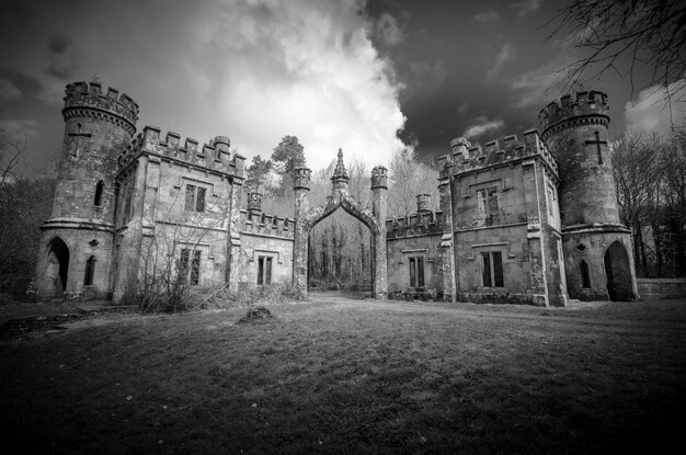 Foto edificio histórico en el campo contra el cielo