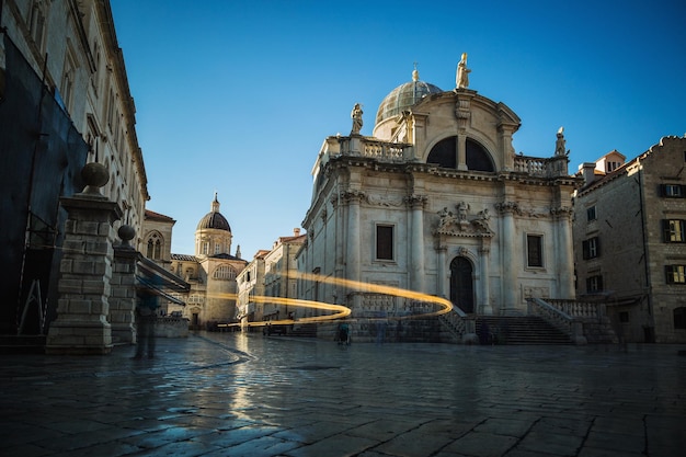 Edifício histórico contra o céu azul claro na cidade