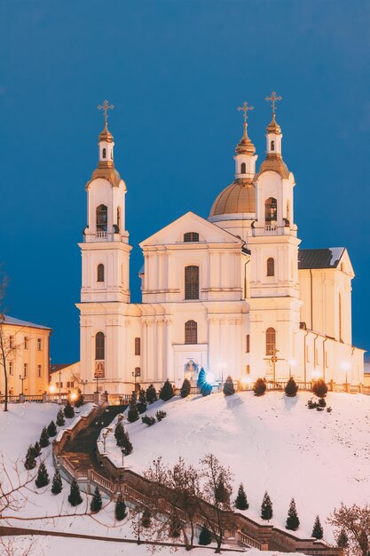 Edifício histórico contra o céu azul durante o inverno