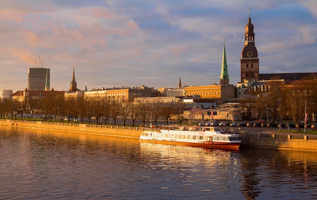 Edifício histórico da Catedral de Riga Dome e do rio Daugava ao pôr do sol, Letônia