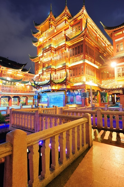 Edificio histórico de estilo pagoda en Shanghái por la noche