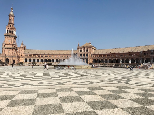 Foto edificio histórico de sevilla con turistas