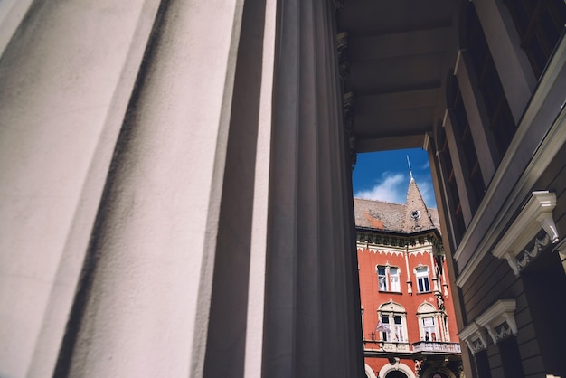 Edificio Histórico a través de las Columnas del Teatro Nacional