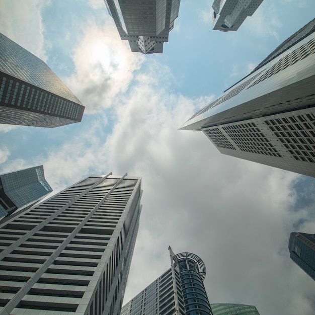 Edificio del horizonte de Singapur con cielo azul.