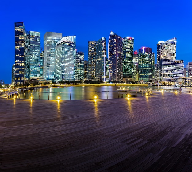 Edificio del horizonte de Singapur en tiempo crepuscular