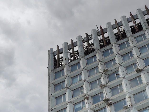 Edificio de hormigón contra el cielo