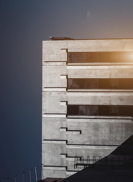 Edificio de hormigón futurista de arquitectura minimalista sobre fondo de cielo
