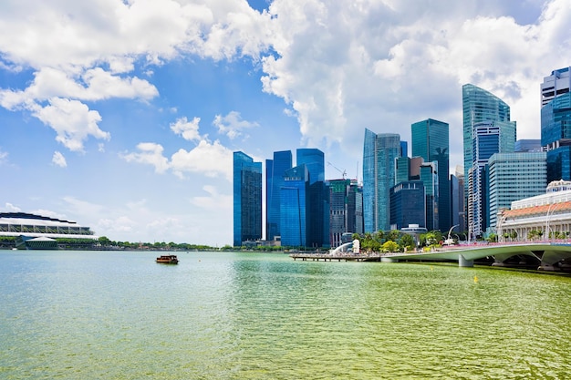 Edificio del hotel Fullerton en Marina Bay de Singapur. Rascacielos del centro financiero en el fondo.