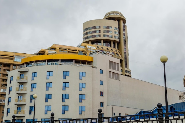 El edificio del hotel novosibirsk