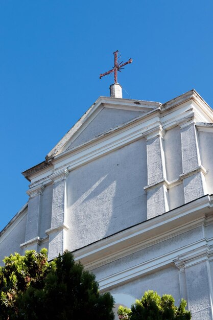 El edificio de la iglesia es una arquitectura simple y elegante