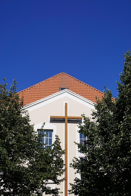 Edificio de la iglesia moderna con cruz cristiana