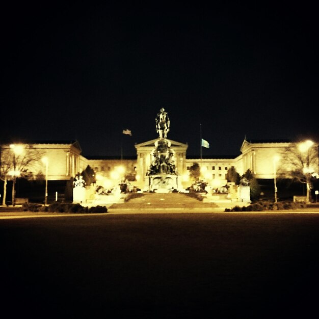 Foto edifício iluminado à noite