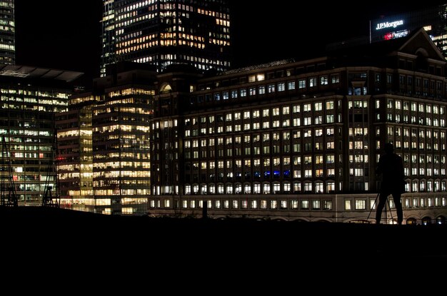 Foto edificio iluminado en la ciudad por la noche