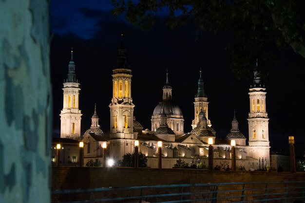 Edifício iluminado contra o céu à noite