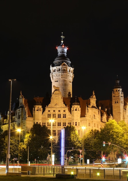 Edifício iluminado contra o céu à noite