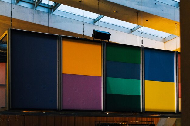 Foto edificio iluminado de varios colores